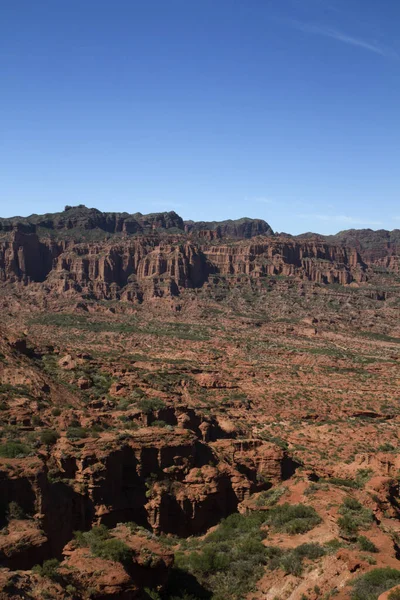 干旱的沙漠景观 Sierra Las Quijadas国家公园的红色砂岩山和岩层 — 图库照片