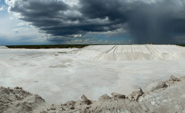 在狂风暴雨的天空下 自然白色盐滩及露天采矿坑的景观 — 图库照片