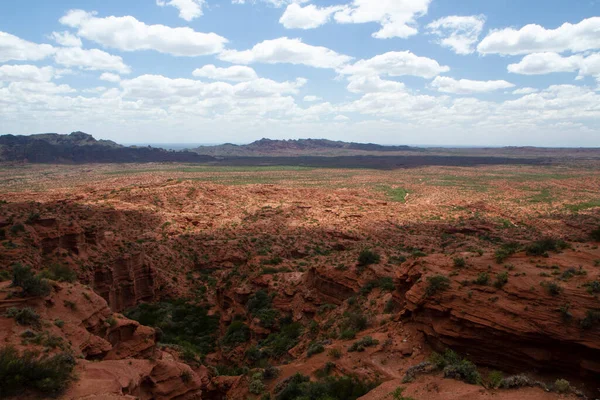 Пустынный Пейзаж Вид Красный Песчаник Скальные Образования Скалы Горы Водопады — стоковое фото