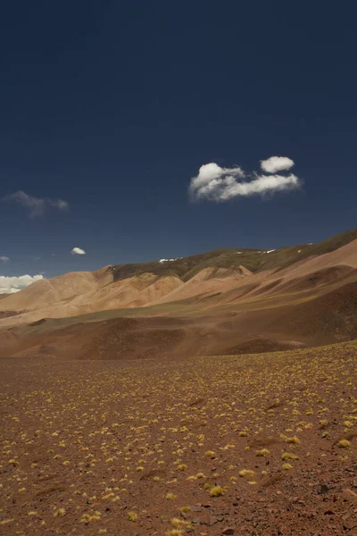 Уникальный Ландшафт Высоко Андах Вид Коричневую Землю Желтые Цветные Горы — стоковое фото