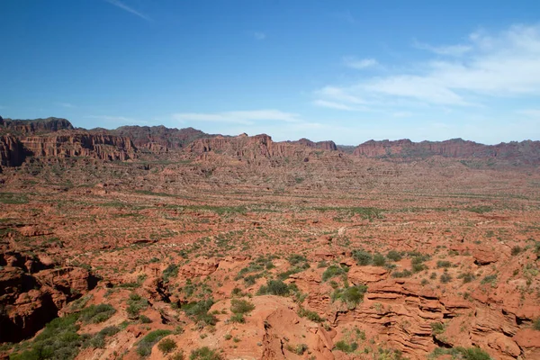 Пустынный Пейзаж Вид Красный Каньон Песчаник Скалистые Горы Голубым Небом — стоковое фото