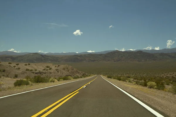 Podróżując Wzdłuż Asfaltowej Autostrady Przez Pustynię Góry Słoneczny Dzień — Zdjęcie stockowe