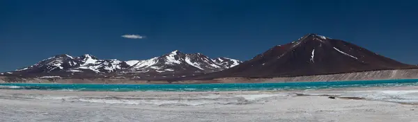Vulkanlandschaft Den Anden Panoramablick Auf Den Türkisfarbenen Wassersee Grüne Lagune — Stockfoto