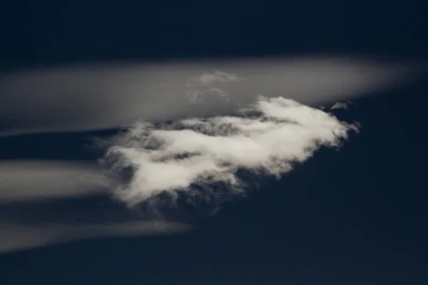 Minimalistisch Wolkenlandschap Enkelvoudige Witte Wolk Diepblauwe Lucht — Stockfoto