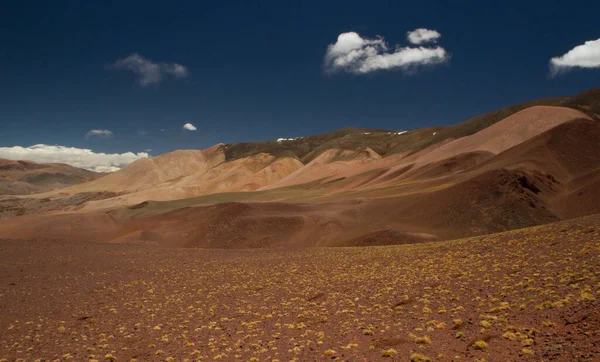 Woestijnlandschap Hoog Het Andesgebergte Uitzicht Het Bruine Land Kleurrijke Bergen — Stockfoto