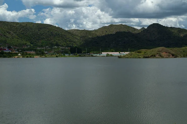 Вид Озеро Зеленый Лес Шипы Облачным Небом — стоковое фото