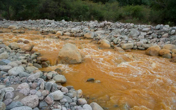 Žlutá Řeka Zvaná Řeka Zlata Díky Přítomnosti Železa Vodě Tekoucí — Stock fotografie