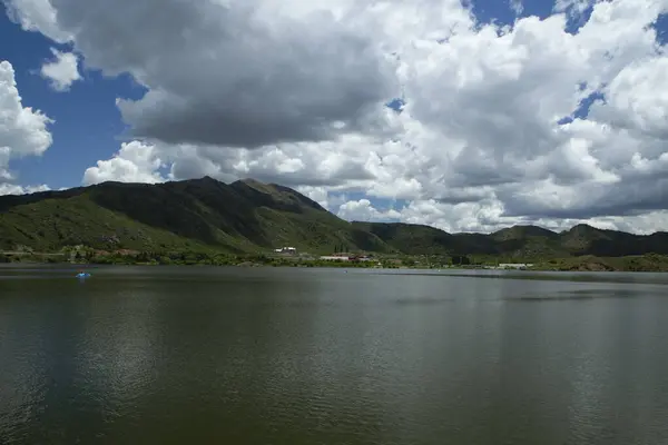 アルゼンチンのサンルイスにある貯水池ポテロ ファーンズのパノラマビュー 緑の森 湖は美しい雲で劇的な空の下に — ストック写真