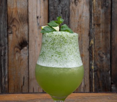 Yaz içeceği. Buzlu taze limonata ve naneli bardağın yakın görüntüsü.. 