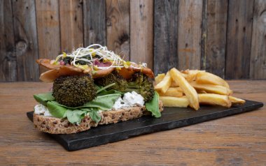 Gastronomi. Izgara istiridye mantarı, fasulye lahanası, brokoli, ricotta ve ıspanaklı ekşi ekmekli broşet ve patates kızartması..