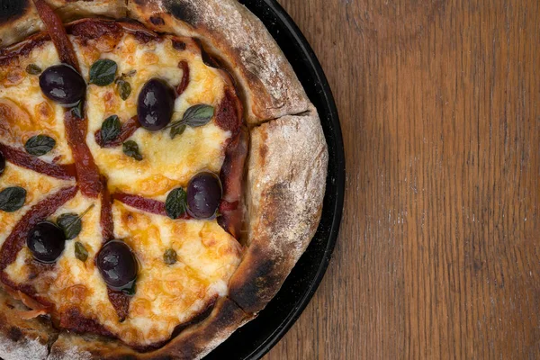 - Pizza. Mozzarella peynirli bir pizza, ızgara kırmızı dolma biber, jambon, siyah zeytin ve ahşap masada taze kekik yaprakları.. 