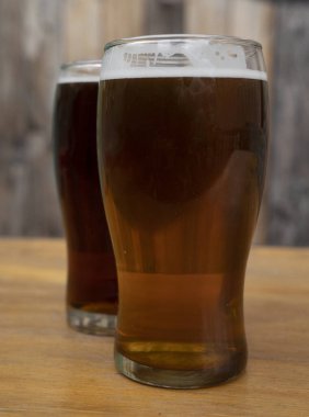 Bira. İki bira, bir kehribar birası ve bir ipa..