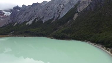 Alp manzarası. Turkuaz buzullu su gölü, orman ve yaz mevsiminde alp manzarası.. 