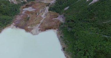 Alp manzarası. Tierra del Fuego, Patagonya 'daki And Dağları' ndaki buzul suyu Laguna Esmeralda 'nın hava manzarası..