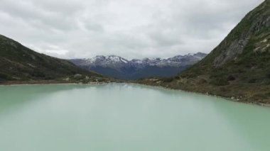 Alp manzarası. Laguna Esmeralda adı verilen buzul su gölünün hava manzarası. And Dağları ufukta. 