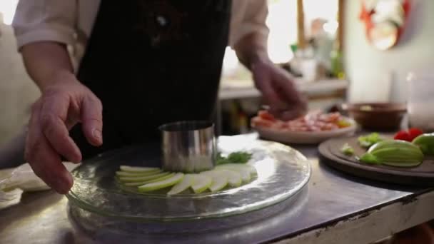 Gourmet Presentasi Makanan Laki Laki Koki Dekorasi Kepiting Laba Laba — Stok Video