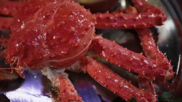 Gurme Gastronomi Dev Örümcek Yengeci Tabak Sunumunun Yakın Görüntüsü — Stok video