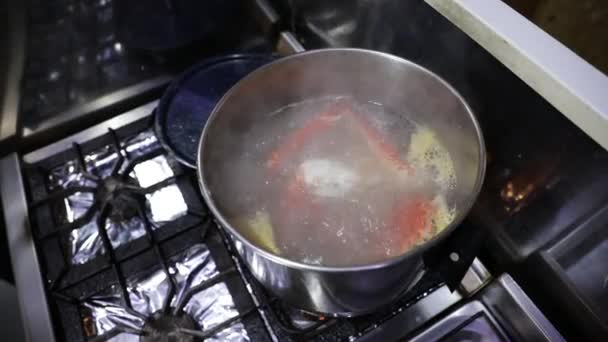 食肆厨房里 红色王蟹腿 锅里放着开水 — 图库视频影像