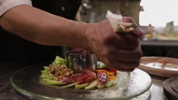 美味佳肴 男厨师装饰巨型螃蟹 盘子里有吹口哨袋 — 图库视频影像
