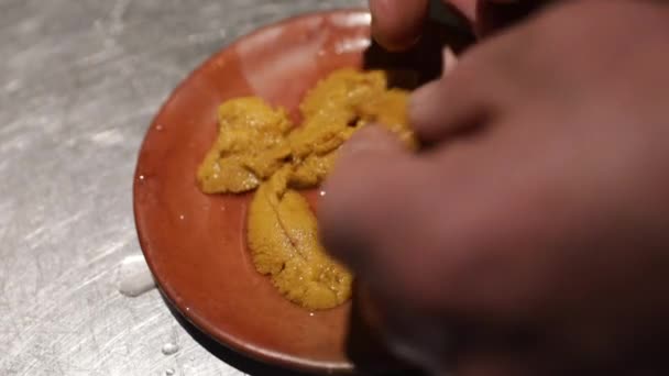 厨师布置新鲜海胆菜 — 图库视频影像