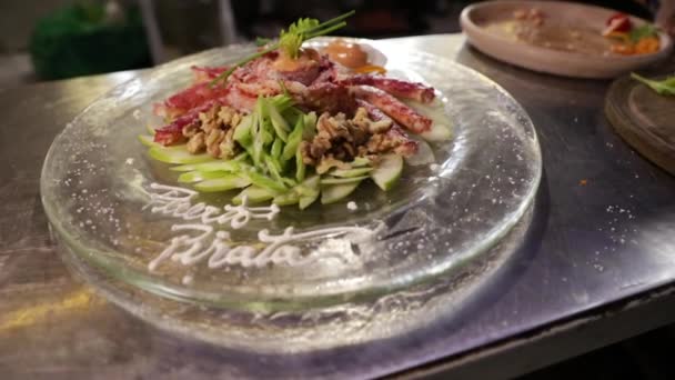 餐厅厨房里的国王螃蟹菜盘 准备上菜 英文译文 Pirate Port — 图库视频影像