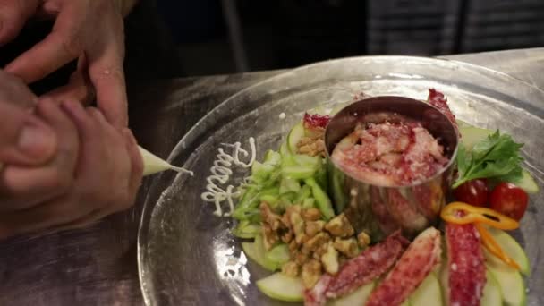 烹饪风格 餐厅厨房里的男厨师装饰着一个管道袋 一个新鲜的蜘蛛蟹菜 — 图库视频影像