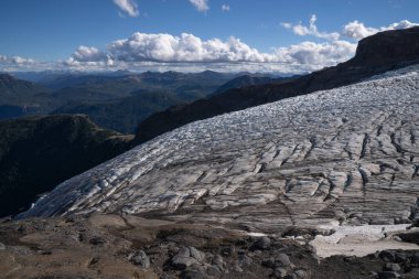 Tronador Hill 'deki Glacier Castano Overo manzarası. Güzel buz tarlası dokusu ve dağları.