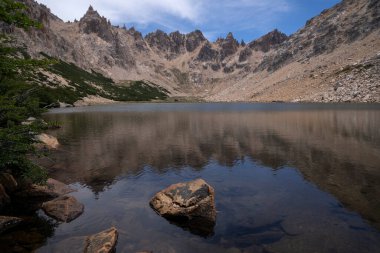 Alpler. Toncek Gölü 'nün Bariloche, Patagonya Arjantin' deki Katedral Tepesi manzarası. Arkadaki kayalık dağlar.