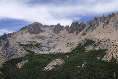 Alp manzarası. Cerro Katedrali, Bariloche, Patagonya Arjantin 'deki kayalık dağların manzarası.