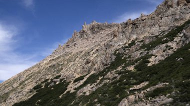 Alp manzarası. Cerro Katedrali, Bariloche, Patagonya Arjantin 'deki kayalık dağların manzarası.