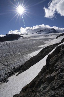 Pampa Linda, Patagonya 'daki Glacier Castano Overo ve Tronador Hill zirvesinin güzel manzarası. Güneş güzel bir mercek patlaması yaratır. Beyaz buz tarlası ve kayalık dağlar. 