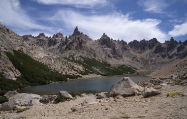 Alp manzarası. Bariloche 'deki Katedral Tepesi' nin tepesindeki Toncek Gölü manzarası. Arkadaki kayalık dağlar.