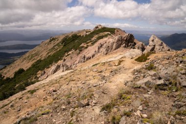 Bariloche, Patagonya 'daki Bella Vista tepesinin kayalık tepesi.. 