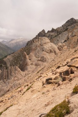 Gezinti. Bariloche, Patagonya 'daki Bella Vista tepesinin kayalık tepe manzarası..