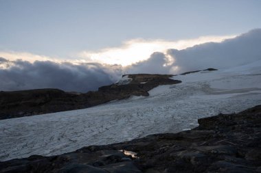 Alp manzarası. Andes kordillerası, Patagonya 'da Tronador tepesi ve Castano Overo buzulları gün doğumunda buzul sahası manzarası. 