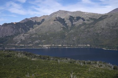 Orman manzarası, mavi su Gutierrez gölü ve Bariloche, Patagonya 'daki Katedral tepesi, Arjantin.