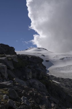 And Dağları 'ndaki Tronador tepesindeki Buzul Alerce manzarası. Güzel beyaz bulutlar, buz tarlası ve dağ.
