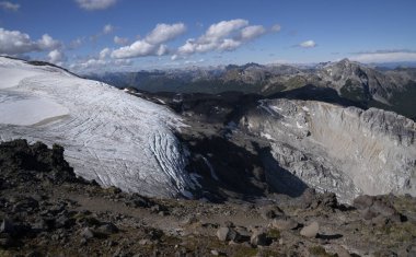 Alp manzarası. Andes kordillerası, Patagonya 'da Tronador tepesi ve Castano Overo buzulları gün doğumunda buzul sahası manzarası. 