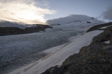 Alp manzarası. Andes kordillerası, Patagonya 'da Tronador tepesi ve Castano Overo buzulları gün doğumunda buzul sahası manzarası.