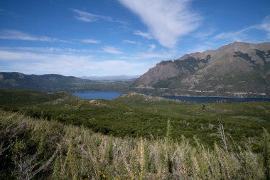 Bariloche, Patagonya 'daki Gutierrez Gölü ve Katedral Tepesi manzarası.