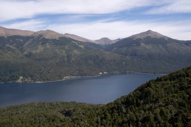 Bariloche, Patagonya 'daki Gutierrez Gölü ve Katedral Tepesi manzarası.