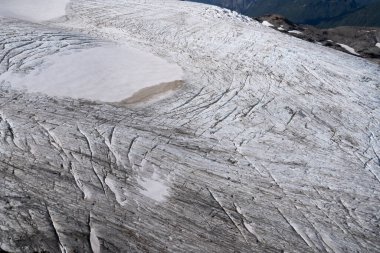 And Dağları 'ndaki Tronador Tepesi' nin tepesinden görünen Buzul Alerce manzarası. Güzel beyaz buz alanı dokusu ve deseni.