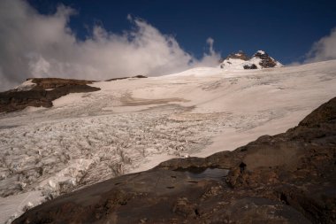 Alp manzarası. Pampa Linda, Patagonya 'daki Tronador Tepesi ve Castano Overo buz sahasının manzarası.