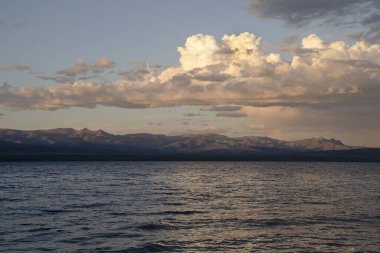 Gün batımında Nahuel Huapi Gölü manzarası. Karanlık çöktüğünde ufuktaki kayalık kıyı ve dağlar.