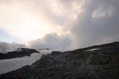 Alp manzarası. Andes Cordillera, Patagonya 'da Tronador tepesi ve Castao Overo buzulları gün batımında buzul sahası manzarası.