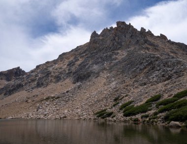 Alp manzarası. Bariloche 'deki Katedral Tepesi' nin tepesindeki Toncek Gölü manzarası. Arkadaki kayalık dağlar.