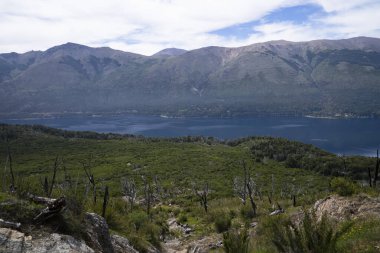 Orman manzarası, mavi su Gutierrez gölü ve Bariloche, Patagonya 'daki Katedral tepesi, Arjantin.