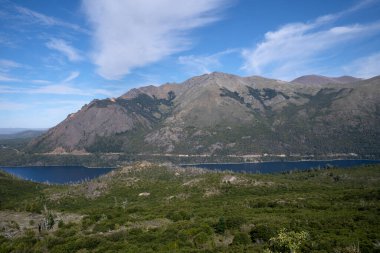 Orman manzarası, mavi su Gutierrez gölü ve Bariloche, Patagonya 'daki Katedral tepesi, Arjantin.