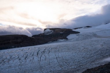 Alp manzarası. Andes Cordillera, Patagonya Arjantin 'de günbatımında Tronador tepesi ve Castao Overo buzulu manzarası. Dramatik bulutları olan güzel gökyüzü.
