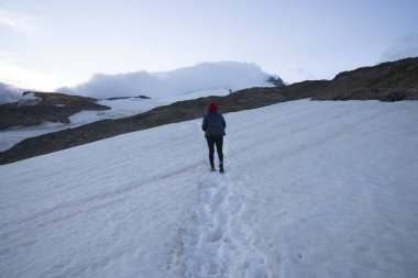 Patagonya 'nın Tronador Tepesi' ndeki Castao Overo buzulunda kar üzerinde yürüyen bir yürüyüşçünün görüntüsü..